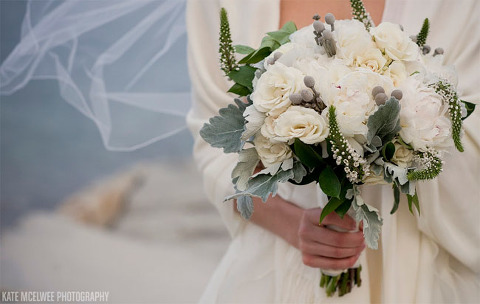 winter bouquet bride